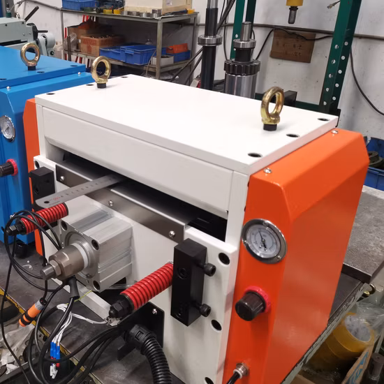 Machine d'alimentation automatique de rouleaux Nc pour bobines de tôle, servomoteur de presse avec redresseur et presses servo