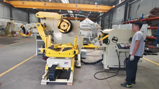 Décoiling automatique de tôle de bobine nivelant le conducteur 3 de petit pain servo de NC dans 1 machine