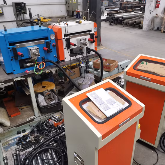 Conducteur servo de presse de bobine de poussée d'alimentateur de petit pain en métal Nc avec la ligne de découpeuse de redressage de déroulement